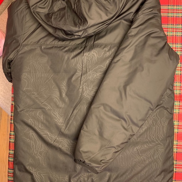 Reverseable North face jacket. - Picture 4 of 6